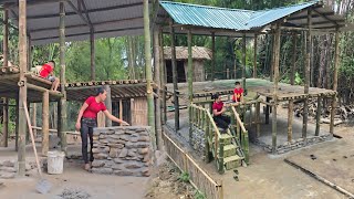 Xiao Ying single-handedly poured the concrete pillars, completing the sturdy staircase.