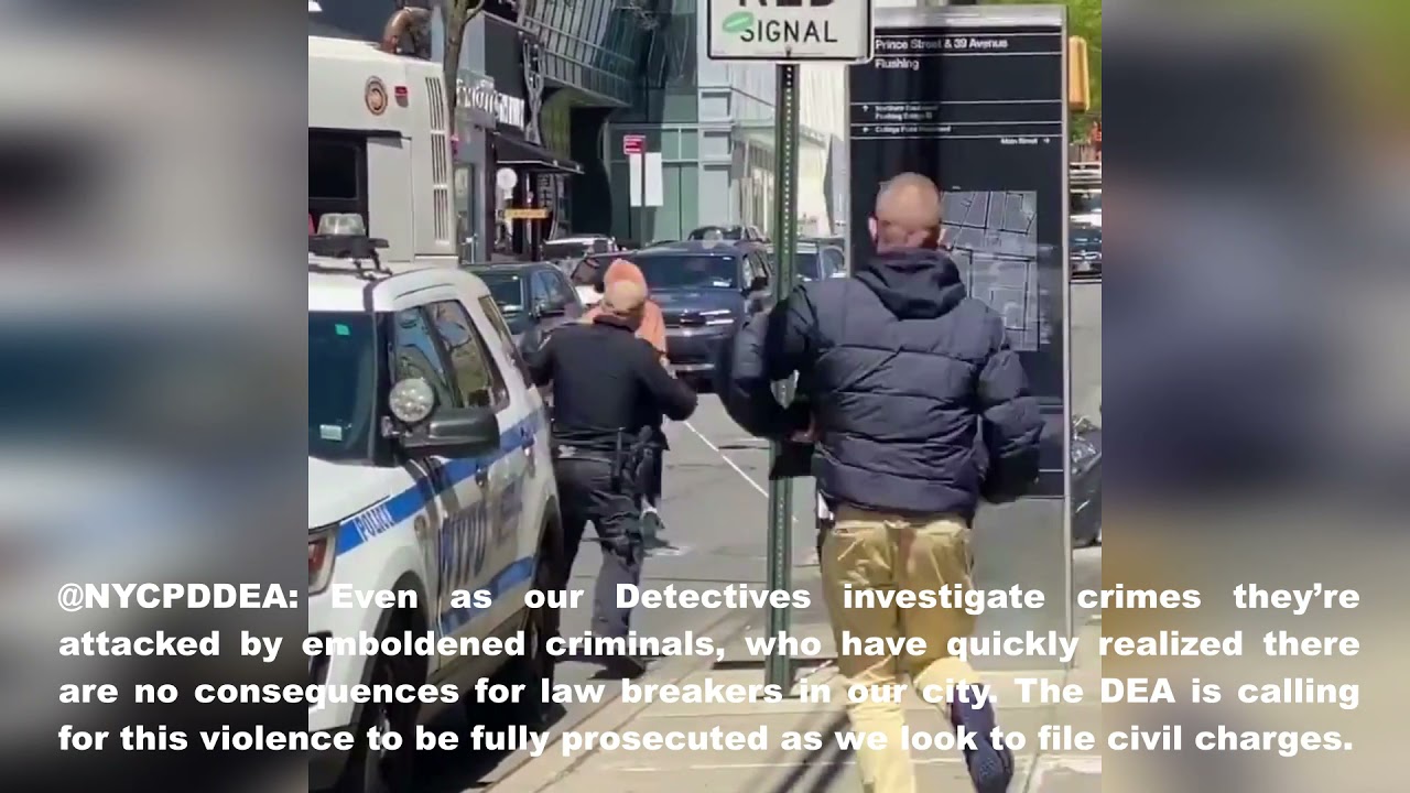 NYPD Detective Attacked During Investigation - YouTube