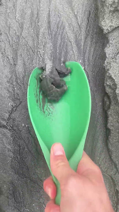 Download lagu Mining freshly formed blacksand seams that are full of gold!