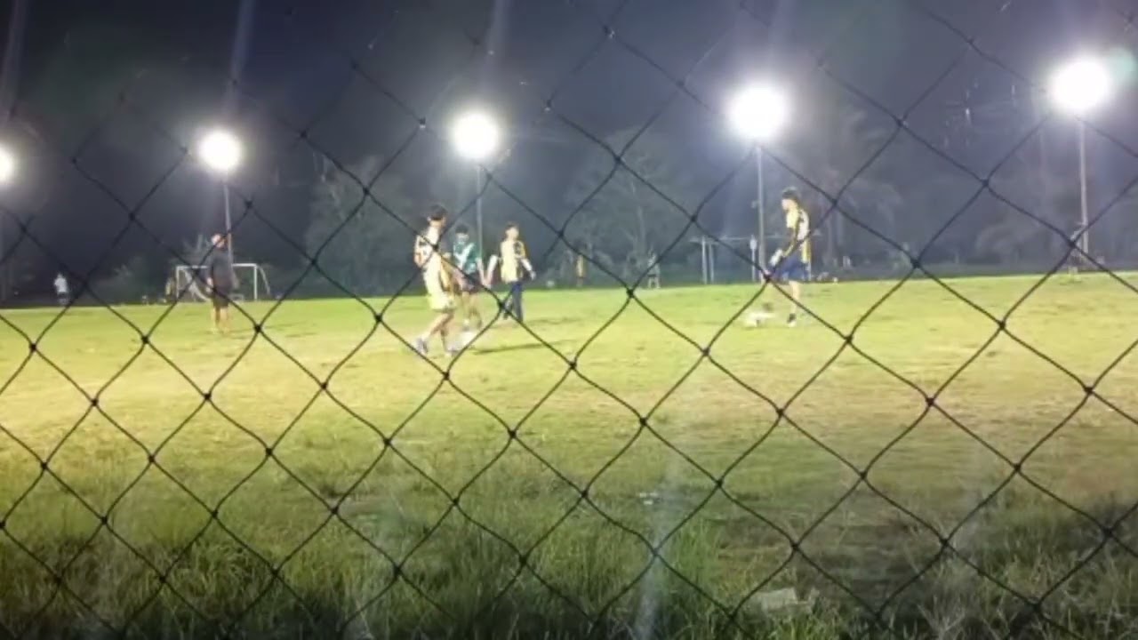 [25/2/69] : แม่ฝนนั่งไลฟ์ดูน้องซ้อมในสนามหน้าหอพักหมอนทองวิทยา