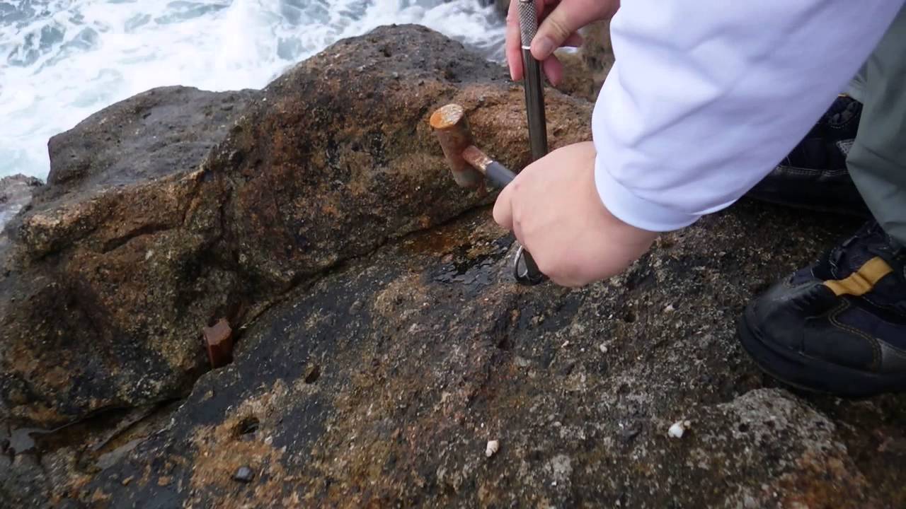 底物魚釣り ピトン棒をさす穴を探して打ち込み 和歌山釣太郎 - YouTube