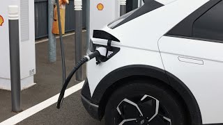 Véhicules électriques : le bonus écologique baisse de 1.000 euros pour les ménages les plus aisés