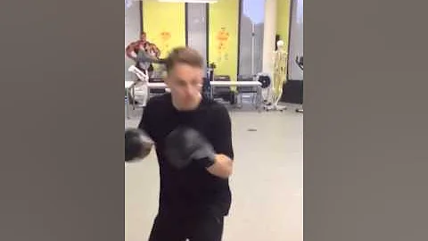 Boxing Curtis Hartley feeling appoent, inside and ...