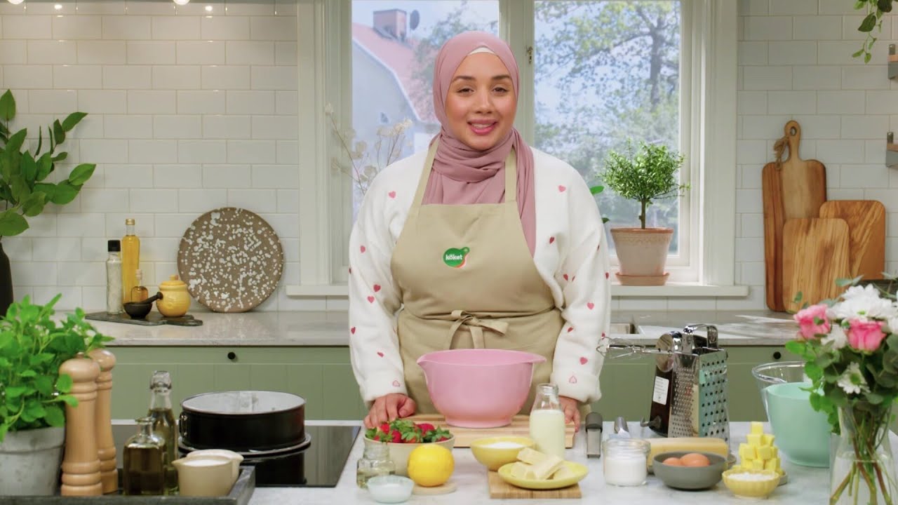 Mazarincheesecake med flädermarinerade jordgubbar - Köket