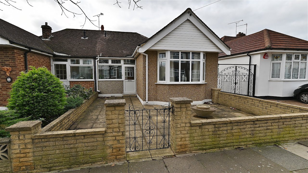 Arbon & Miller | A&M | Inverness Drive, Hainault | NO ONGOING CHAIN | Close to Station 🚂