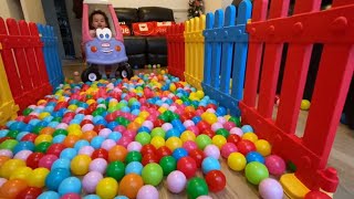 Top Havuzu Yerler Renkli Top Dolu Mini Mis Cozy Coupe Evde Çocuk Oyunu Eğlenceli Çocuk Videosu