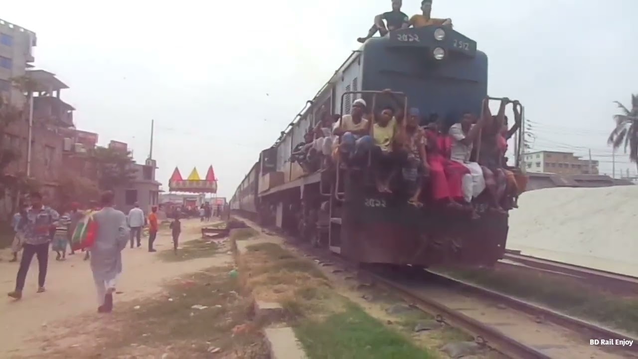 211 UP Naaryanganj Express Departure At Shyampur Railway Station || Bangladesh Railway