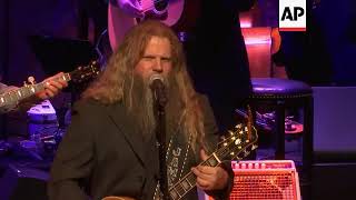 Celebrity Loretta Lynn returns to stage following stroke Profile