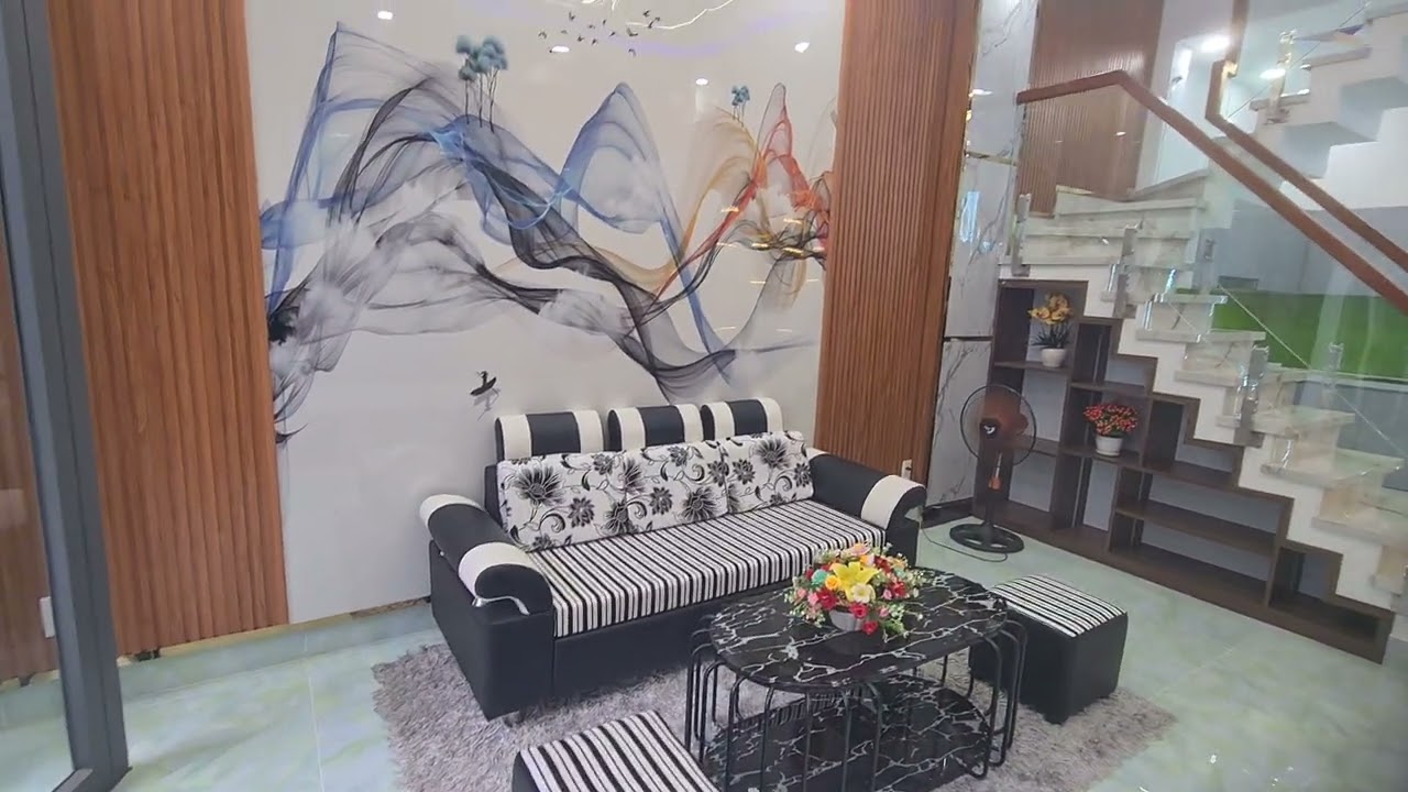 Theo gia đình đi dịnh cư, chủ để lại toàn bộ nội thất có sẳn bên trong nhà, sát hẻm xe hơi