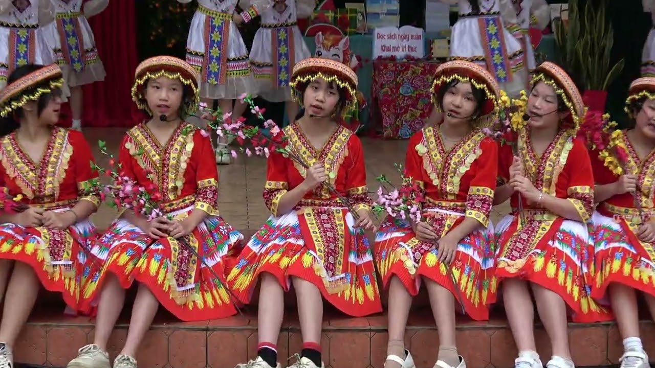 Hát múa: Con đường đến trường Biểu diễn: Tốp múa Khối 5- Trường Tiểu học Hợp Giang