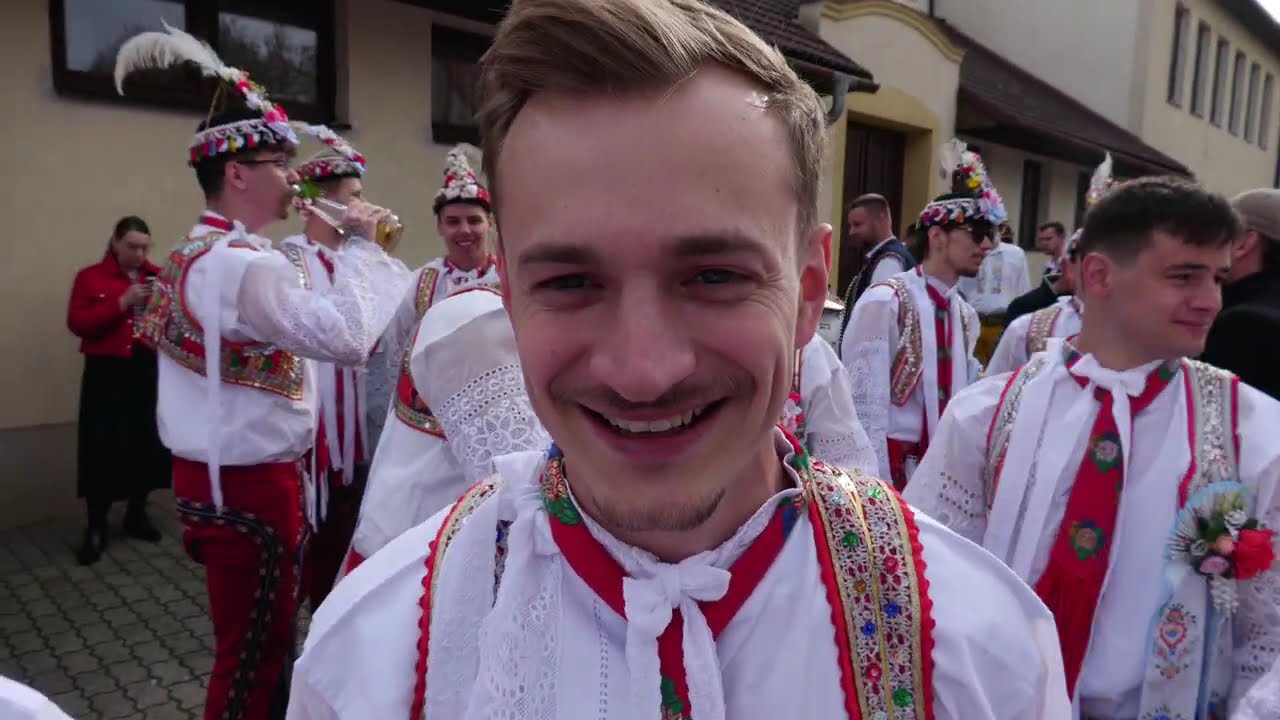 DOLNÍ BOJANOVICE-VÁCLAVSKÉ nedělní HODY (taková byla nálada na seřadišti u kostela před průvodem)