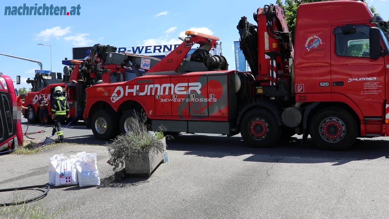 Lkw stürzte in Pasching um