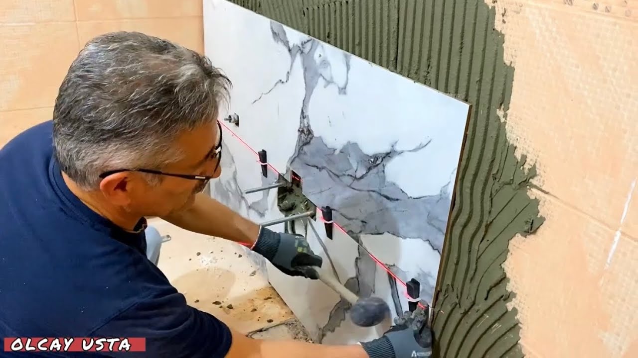 Duvardaki seramik üstüne seramik