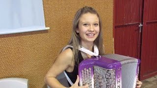 Karène Neuville 15 ans à Cuzorn (47) - Reine de musette chords