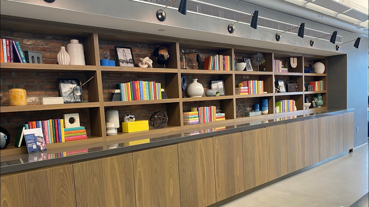 BRAND NEW UNITED CLUB EWR  ( Gate C123 )