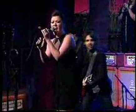 Kelly Clarkson performs Never Again on Letterman