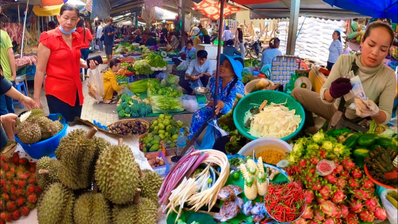 Best Cambodian street food at Boeung Trabaek traditional market