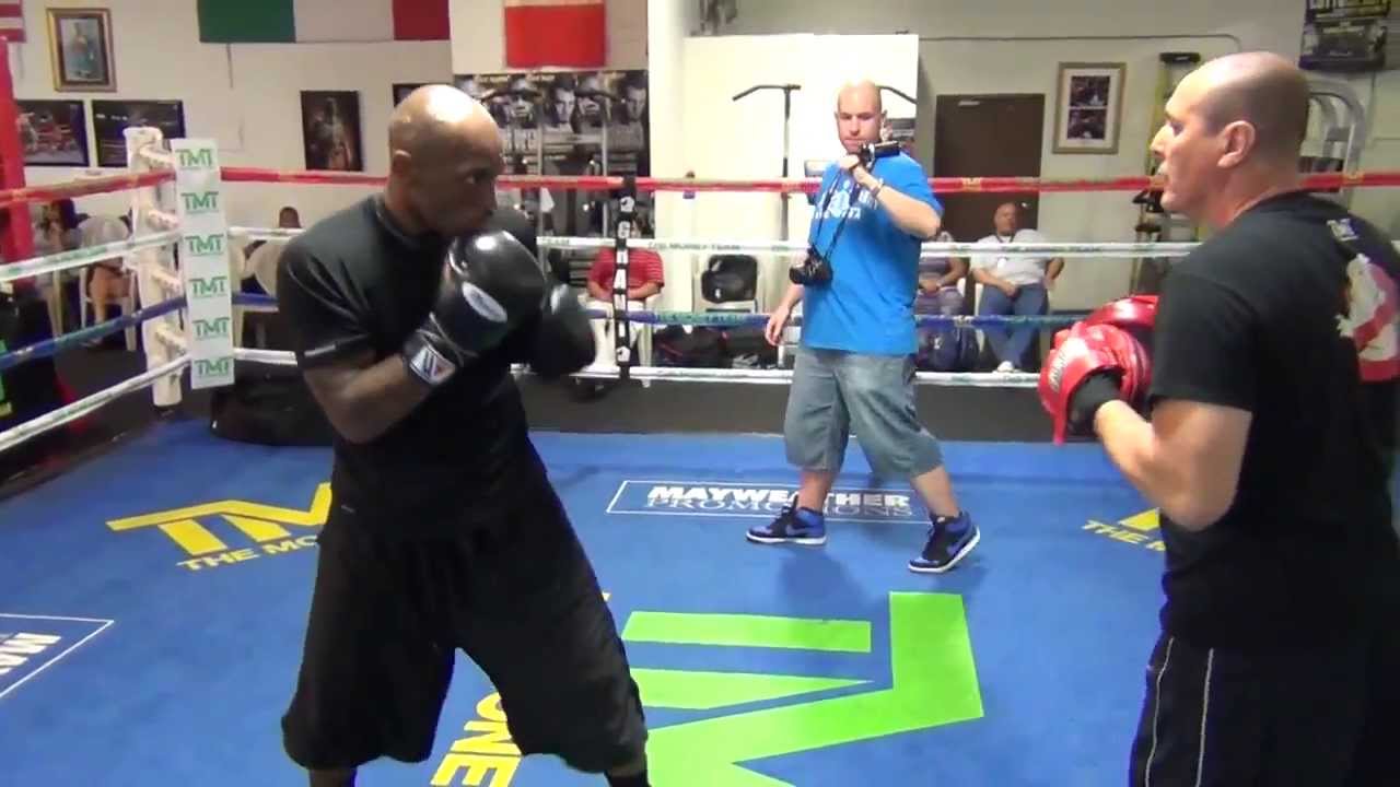 Lanell Bellows workout at media day in the Mayweather Boxing Club