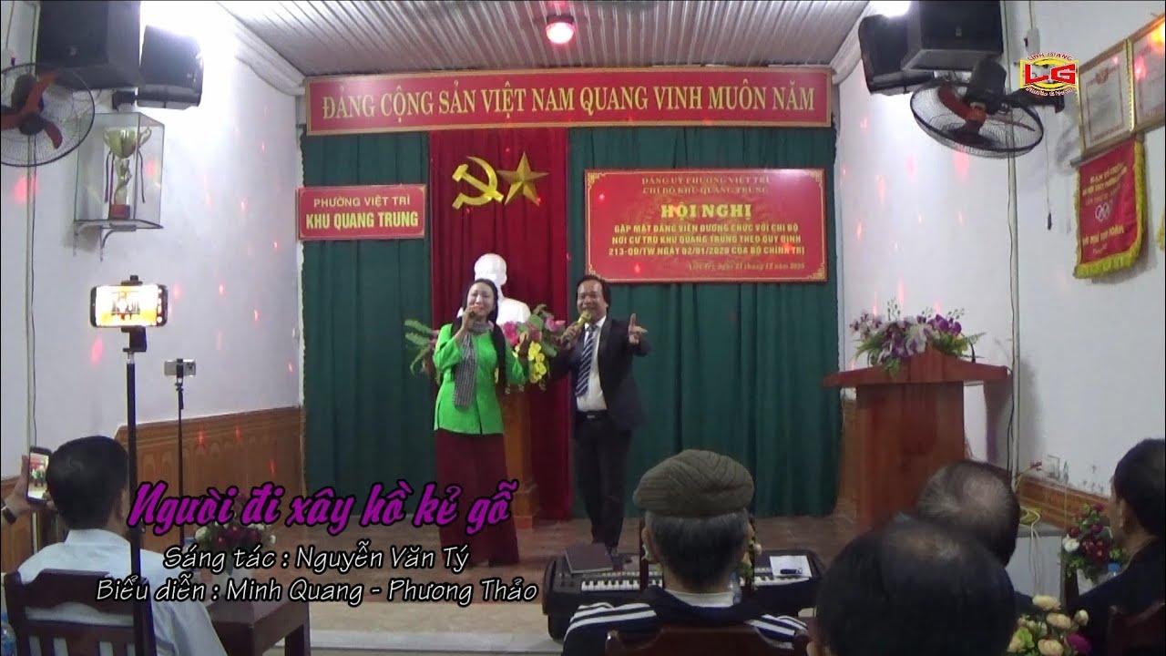 Người đi xây hồ kẻ gỗ