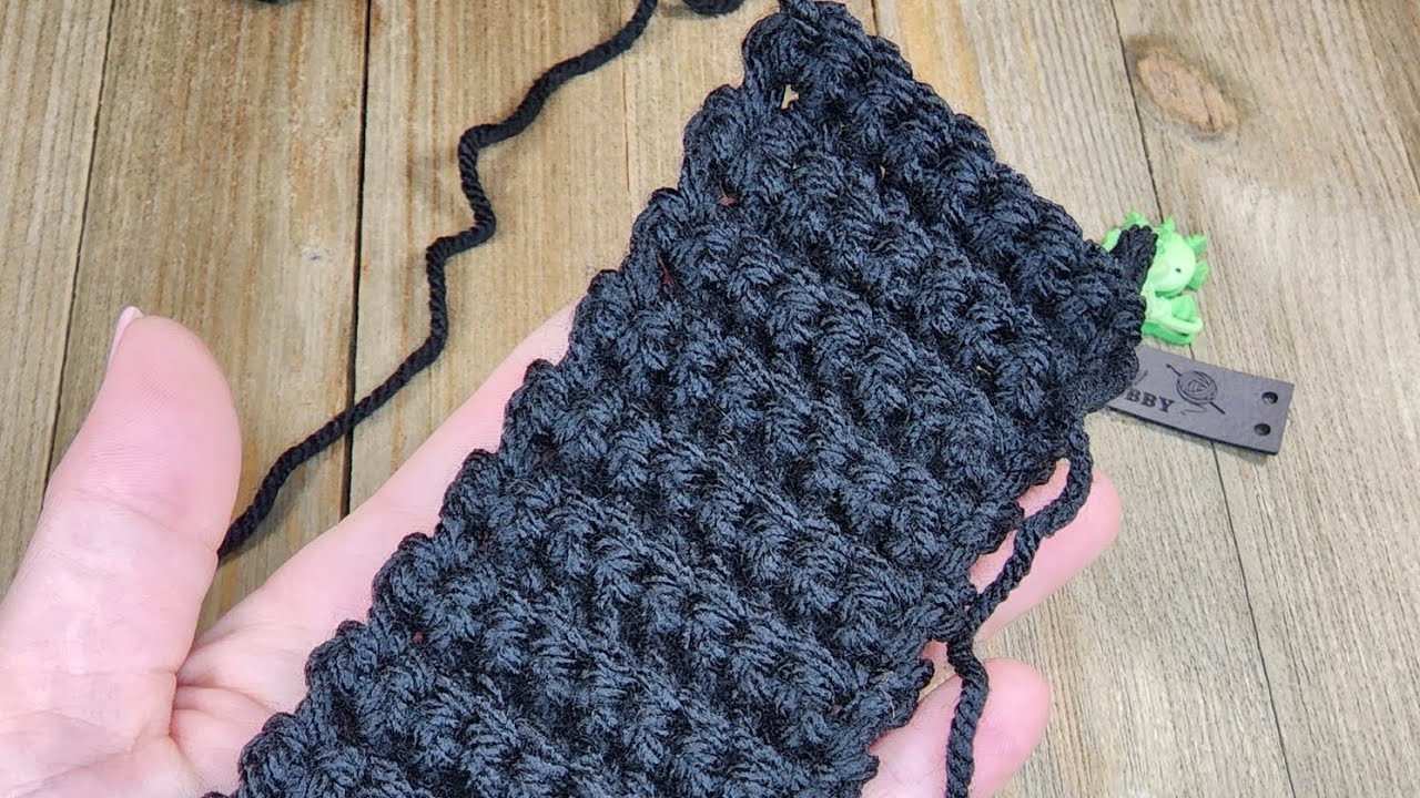 Join to create a seam and working the foundation round "Knots of love