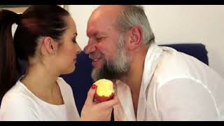 दादाजी ने खाया सेब । grandpa shares apple with sexy girl
