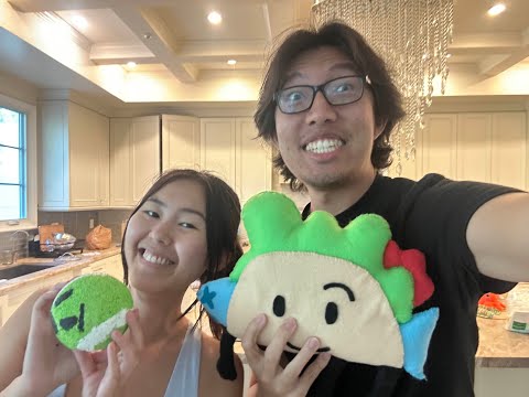 Unboxing fanmail from BFDIxII tour, featuring ‪@sonderingemily‬ (almost 300K?) - We're having so much fun! Your mail is amazing!
SUBSCRIBE TO EMILY (and cary... jk... unless...?)