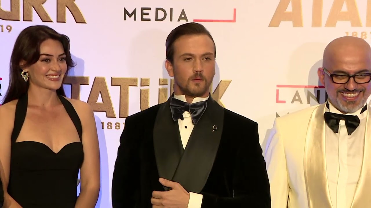 Aras Bulut İynemli, Atatürk'ü canlandırdığı kıyafeti ile galada boy gösterdi!