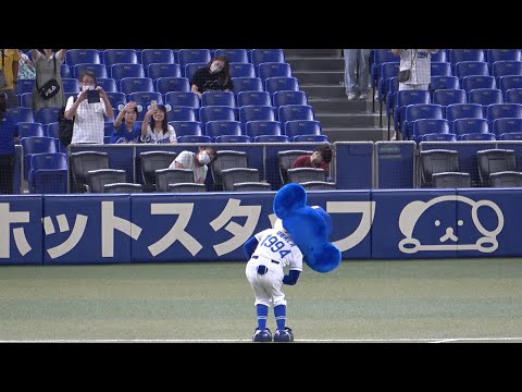 ドアラに合わせて斜めお辞儀する訓練されたドアラファン（笑） (2023/09/06)