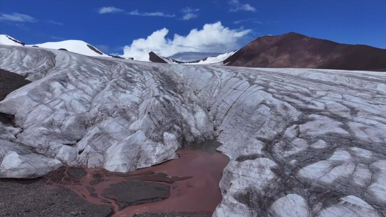 Chinese scientists measure glacier thickness in Yangtze headwaters