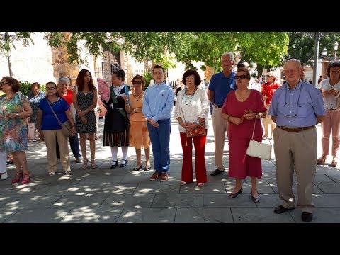 Los vecinos de Fernán Caballero guardan un minuto de silencio por el joven fallecido en el encierro