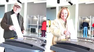 Verkiezingen | Sfeer proeven: collega's bij stembureau in Het Speelhuis