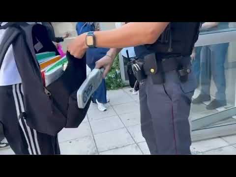 Video ROMA. CONTROLLI CON METAL DETECTOR A SCUOLA.