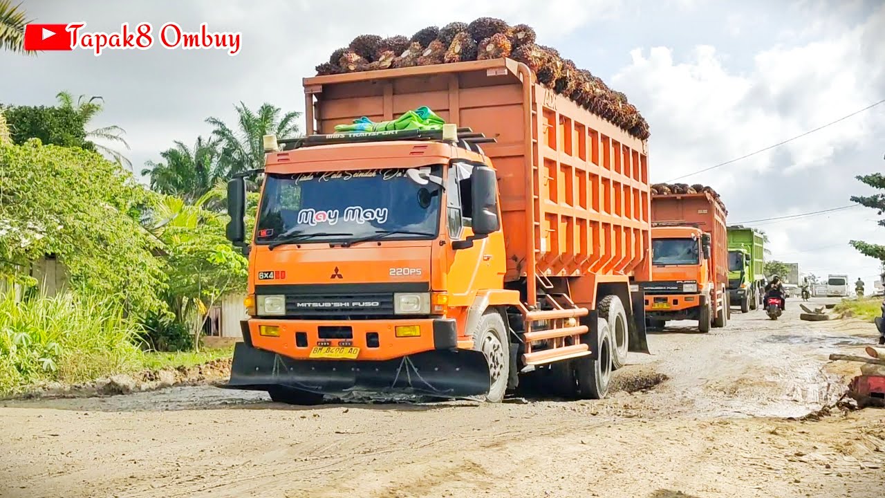 Ban Truck Sampai Terlepas Saking Dalam Lubang Menganga 