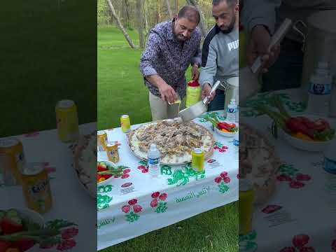 منسف بدوي ليس مجرد طعام بل جزء من مكونات الموروث للبادية و اهلها و دليل كرم البدو للضيف و الاهل 