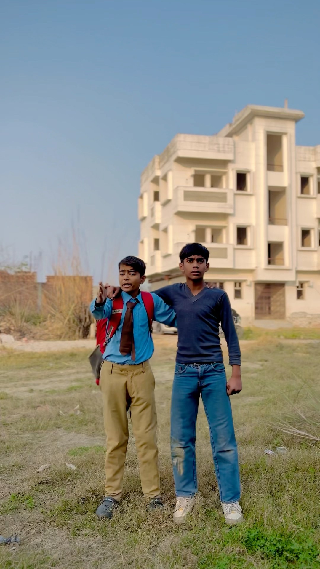 बच्चे ने अपनी ड्रेस दोस्त को क्यों दी?? #foryou #emotional #shortsfeed #papa #school #dosti #viral
