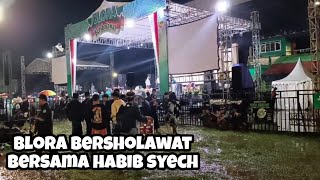 Blora Atmosphere: Reciting Sholawat with Habib Syech at Kridosono Field, Blora, Central Java