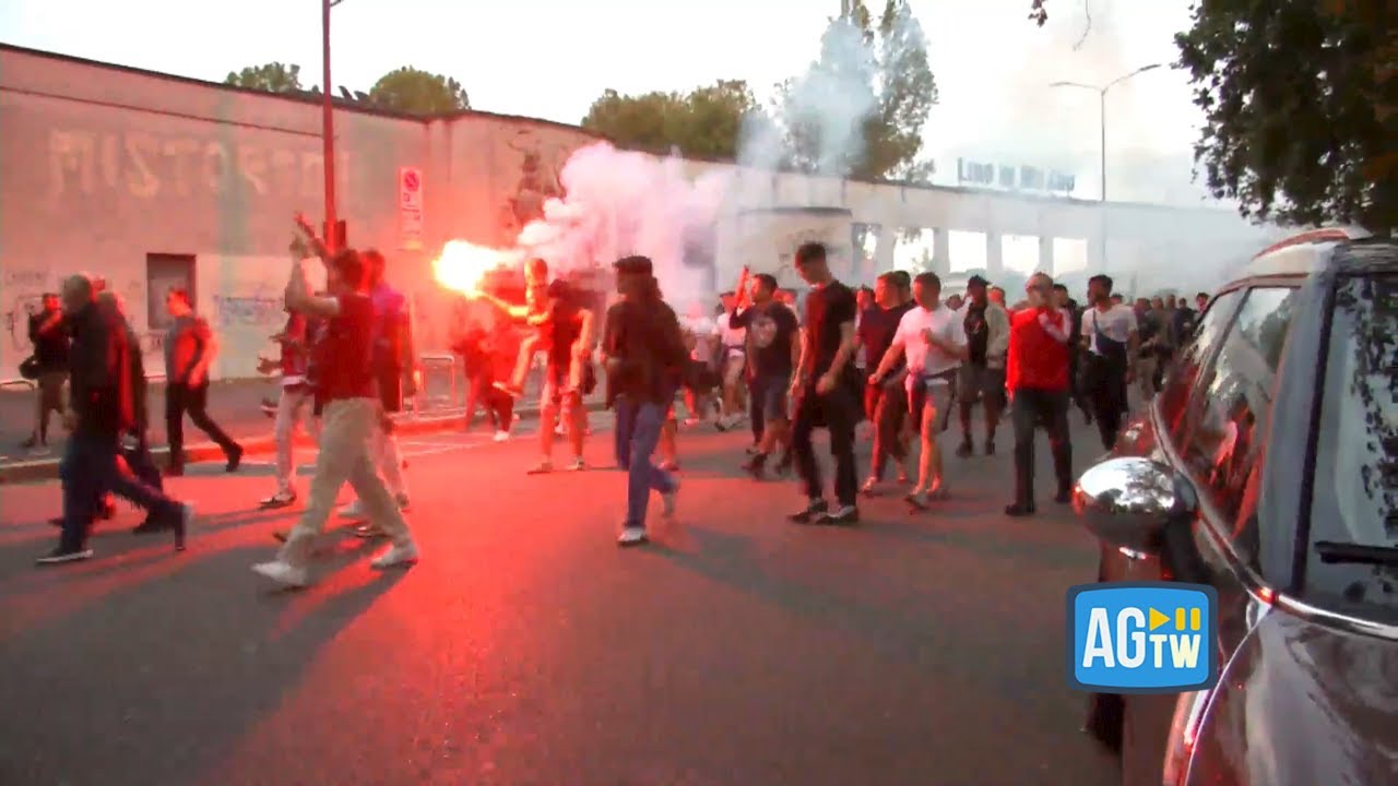 Champions League, l'arrivo dei tifosi del Liverpool a San Siro per la partita col Milan