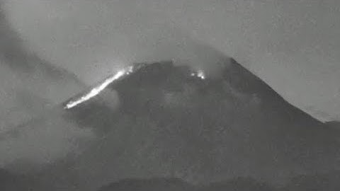 BARU !! GUNUNG MERAPI LUNCURKAN LAVA PIJAR SEJAUH 1800M.