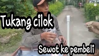 Story WA..tukang cilok Sewot ke pembeli 😂😂 Jawa !!!