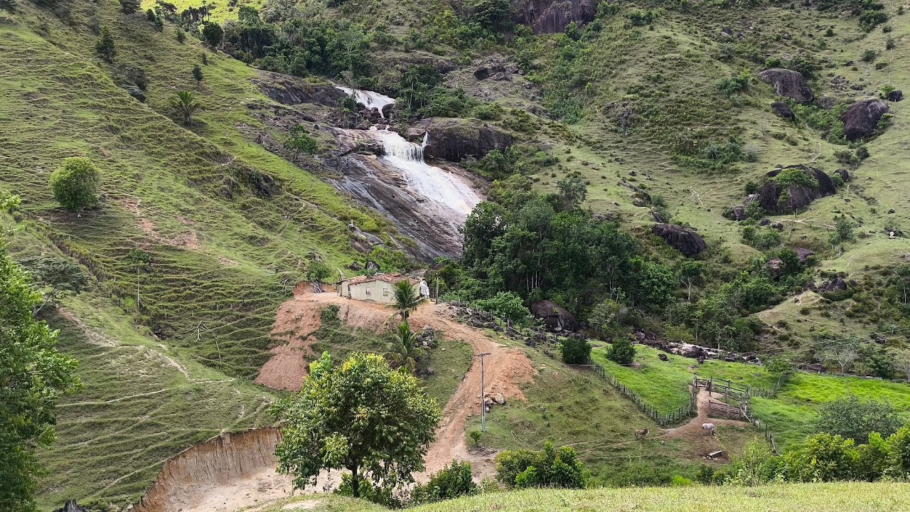 Cachoeira gigante filmado de DRONE, uma casinha ao lado dela 
