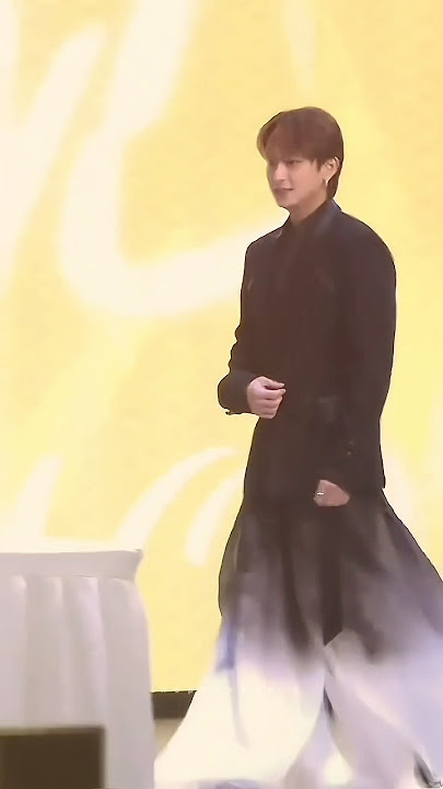 Looks like a swan 🫳🏻 #chimonac #chimonwachirawit #gmmtv #thaiactor #chimon #chimonfansignshangahi