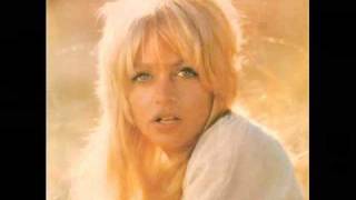 Watch Goldie Hawn Carey video