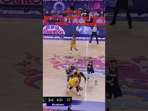 The perfect basketball play doesn't exis... 😂