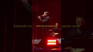 Poizi Perde Şarkısını Konserde Canlı Performans Söylüyor