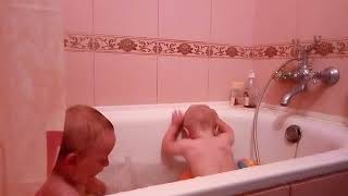 Купание двойни,  двойня 1 год,  Bathing twins