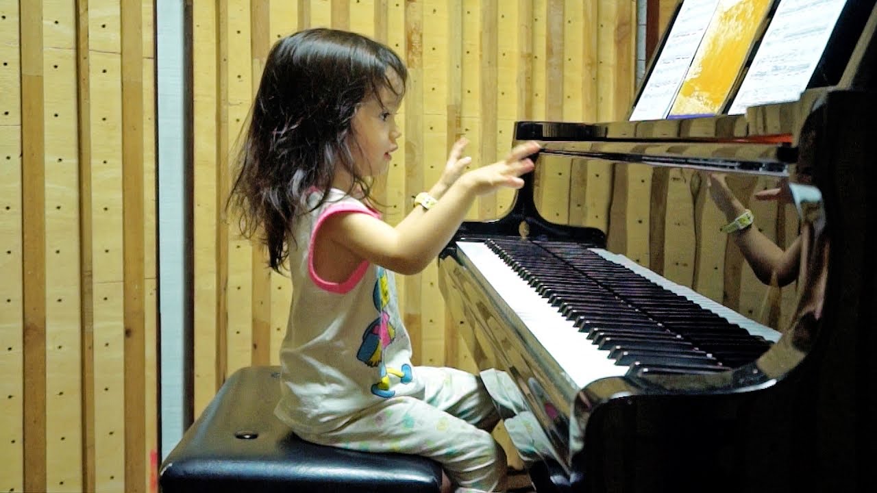 Sister play piano