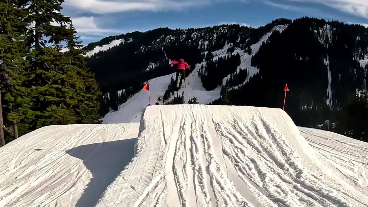 Прыжки в горном парке на один круг на перевале Стивенс