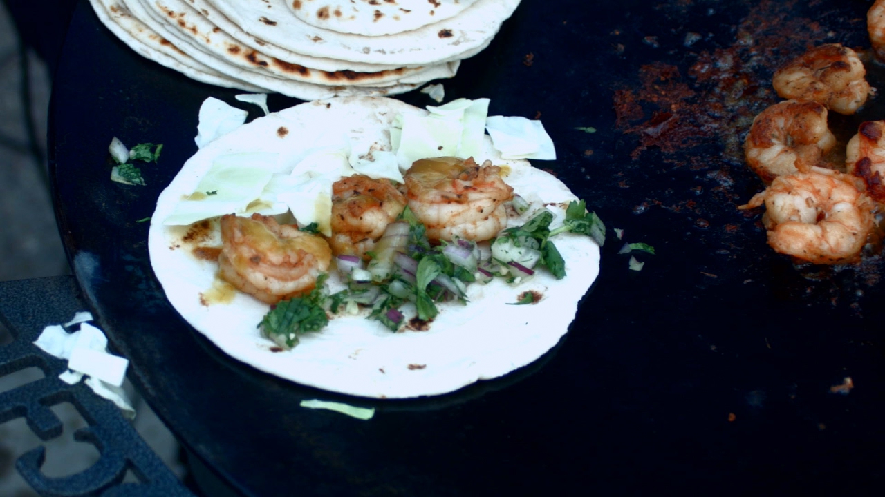 How To Make Quick And Simple Shrimp Tacos DISCIT Grill YouTube