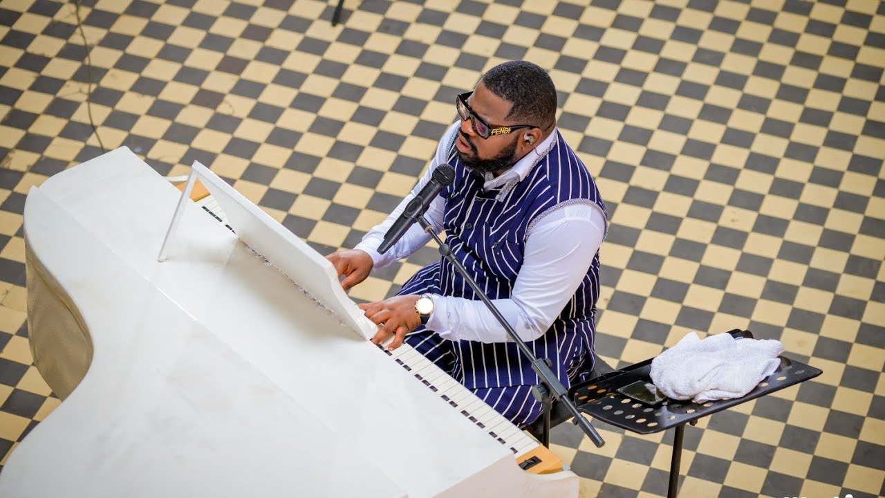 Fr Emmanuel Musongo dans un medley de prière et de supplications na belela nzambe na mawa+musungudi