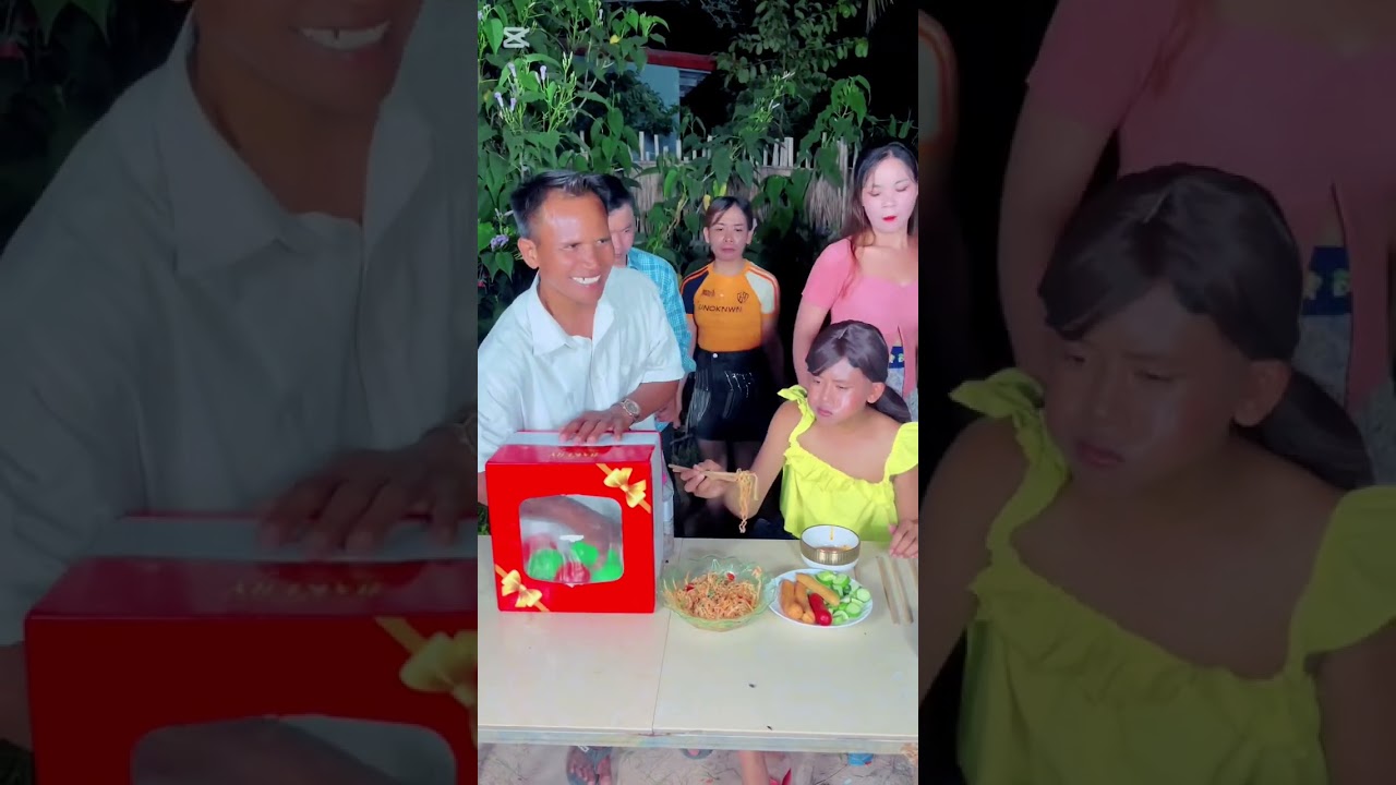 យកកូនបាល់ពណ៌ក្រហមបានឆ្ងាញ់មាត់😋😂